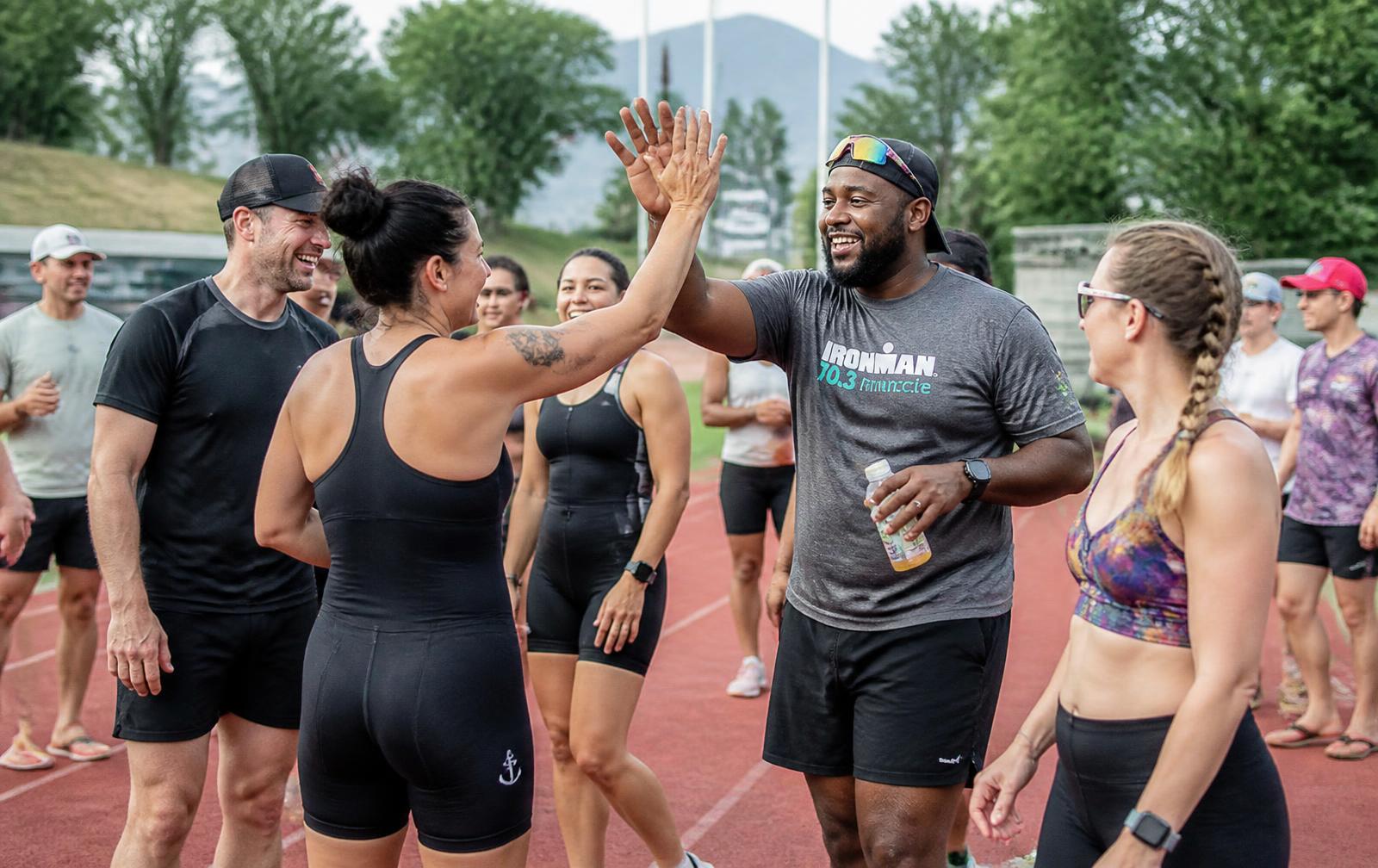 Comunidad diversa de corredores y triatletas tras un entrenamiento